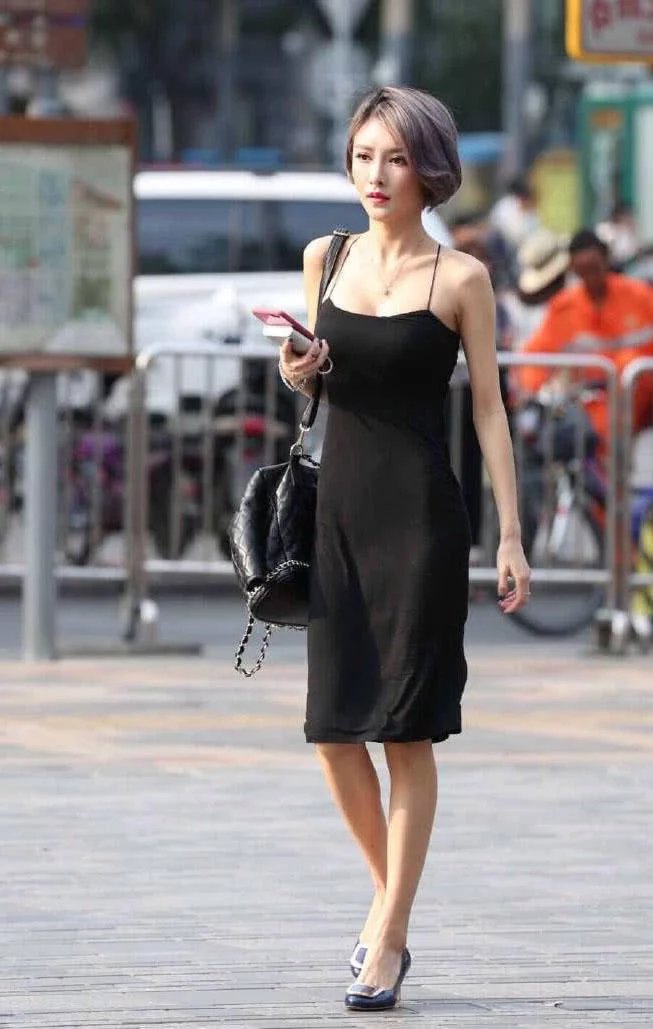 远看是一位身材婀娜的老奶奶，细看却是一位身材丰满的气质美女，