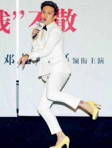 谁说高跟鞋只能女生穿，刘德华穿上高跟鞋经典，鹿晗竟毫无违和感