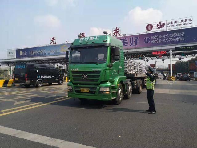  「高速」江苏高速1个月劝返3万多辆超限超载货车，下月起外省高