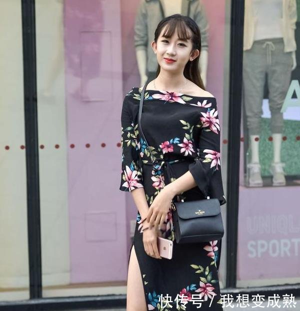 路人街拍，浅色牛仔裤打造出小姐姐的清新阳光