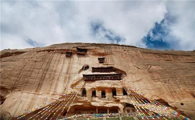 甘肃这座寺庙竟藏在一座山的肚子里，全国罕见！