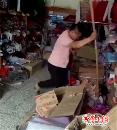 淄博一男子持棍猛踹孩子?警方辟谣还原事件真相