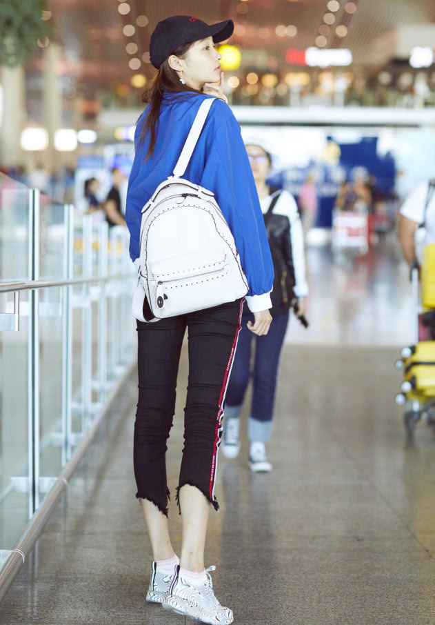 关晓彤穿“狗啃7分裤”秒变短腿，网友：这个衣品真浪费身材！