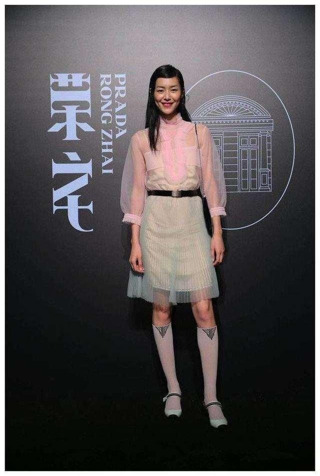 时装精也有失手的时候：王子文穿错打底裤好尴尬，刘雯则丑的离谱