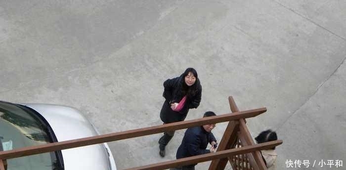 邻居@老公拉了一车木头和石头回来,在花园折腾了一天,引来邻居围观!