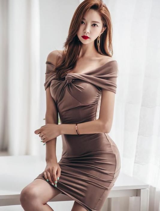 独特魅力的紧身裙美女，塑造身材曲线，散发优雅气质