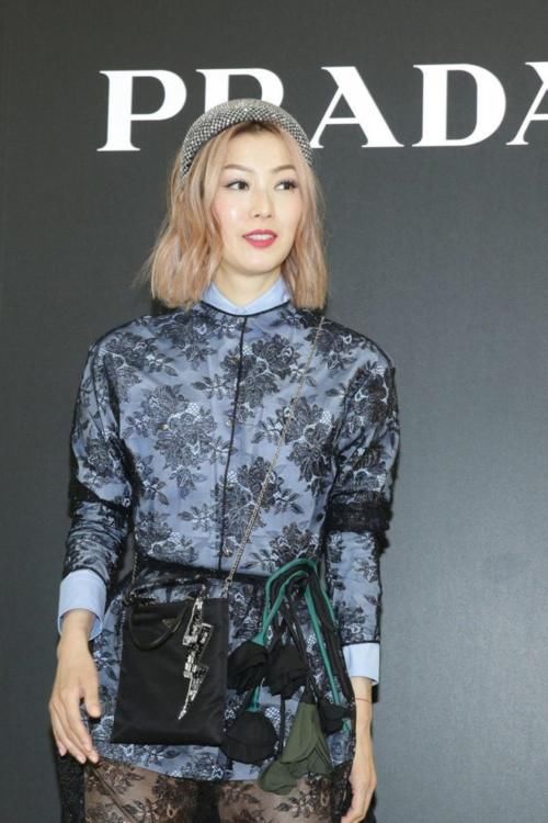  蕾丝：郑秀文真会穿，“蓝衬衫”配蕾丝连衣裙穿出高级感，时髦又减龄
