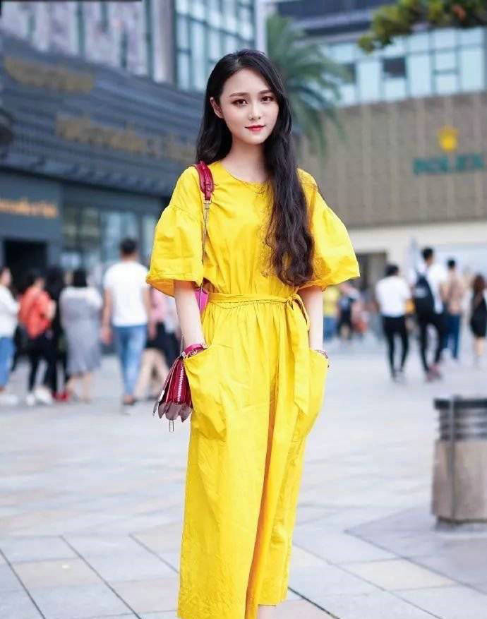  『美女』一袭黄色连衣裙,尽显优雅气质,让美女看起来年轻十岁