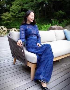  『张扬』路人街拍，美女很靓丽，穿红色的露腰T恤，个性张扬