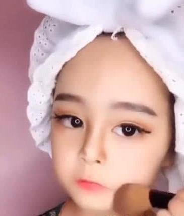6岁女孩撞脸迪丽热巴，教大家化妆成网红，化妆技术赢在起跑线！