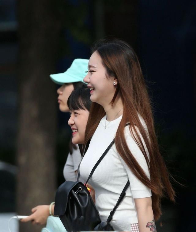 高瘦显气质短裙舒适,腰部的弹性织物