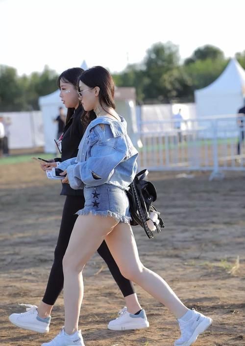【时髦】女神潮范儿美搭!街拍:牛仔热裤时髦搭配美哒哒!