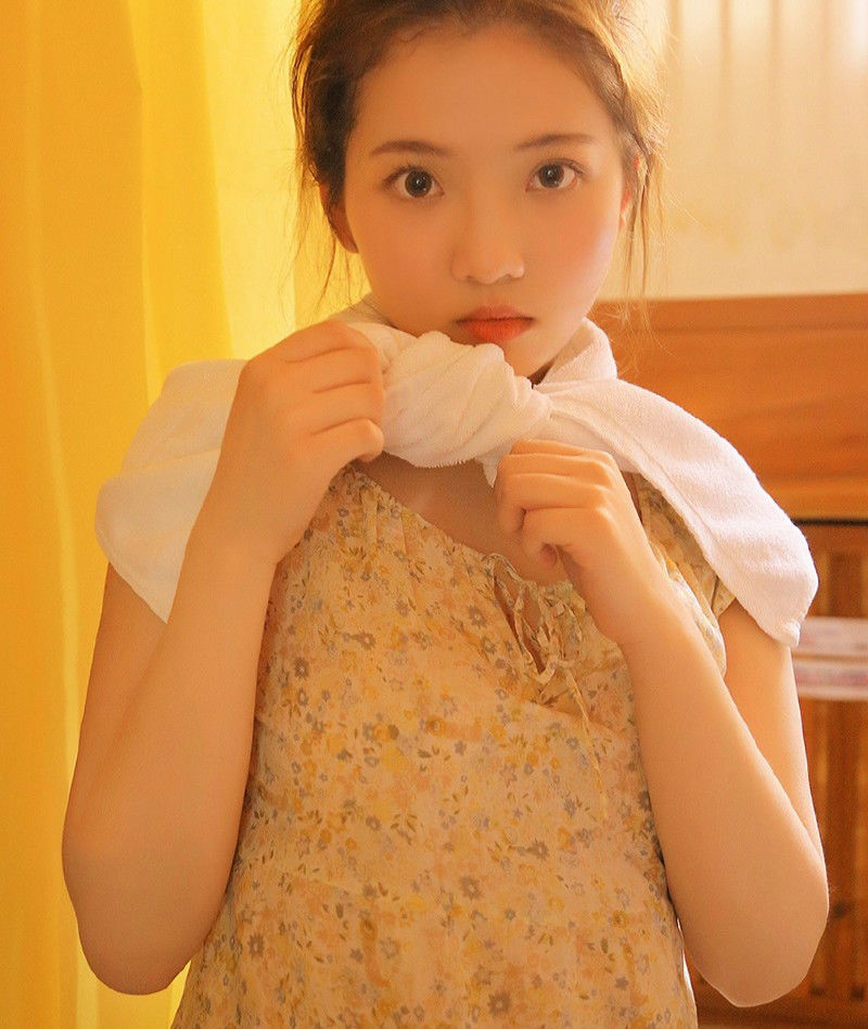 美女碎花连衣裙，白皙美肌清非常火爆的身材，看得男人心动了