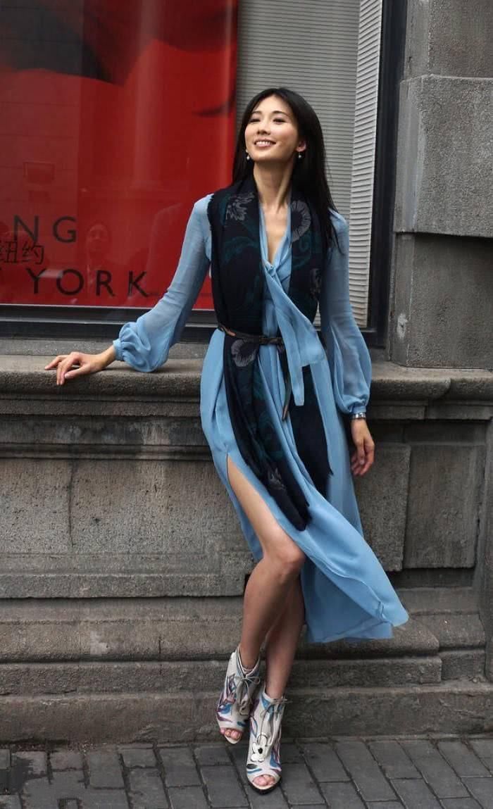 林志玲出席活动，连衣裙搭配黑丝袜，却美得不像话