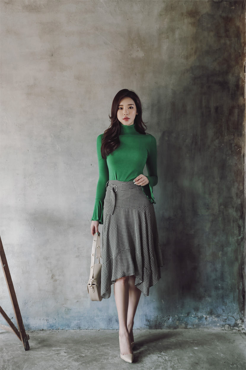 一个有着优美背影的女人的最佳动作是背身离去