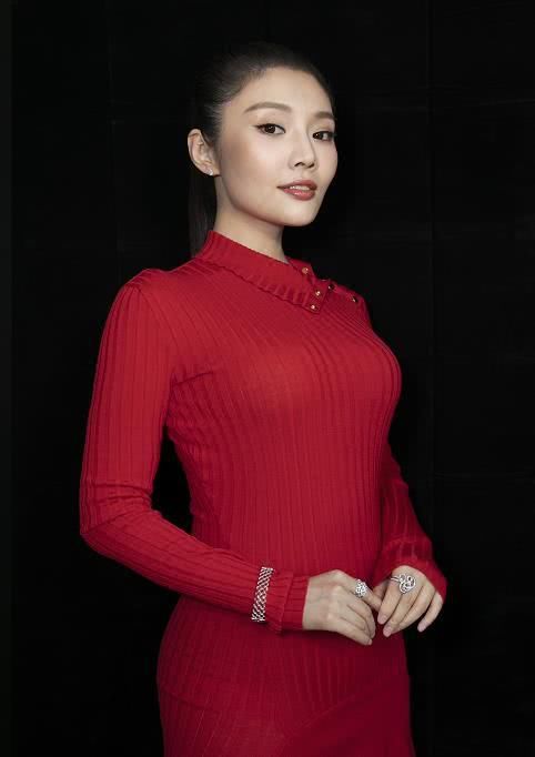 120斤徐冬冬和82斤蔡依林同穿露脐装，网友：干瘦和丰腴的差别