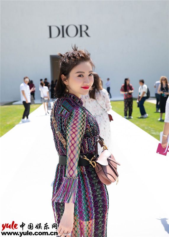 肤白貌美大长腿!景甜别致造型亮相Dior高订秀