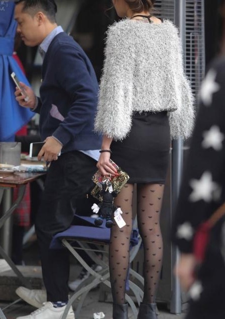 两位气质小姐姐逆天大长腿，穿丝袜与不穿丝袜的鲜明对比！网友：