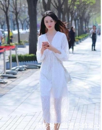 美女■街拍:身材凹凸有致的美女,一身素色的穿搭魅力十足