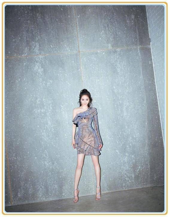 没有杨幂的身材真别穿露肩裙，像毛晓彤这样勒出赘肉就尴尬了!