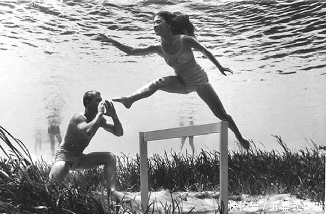 一组老照片:30年代美国摄影师的水中摄影作品旧照,水底搞烧烤?