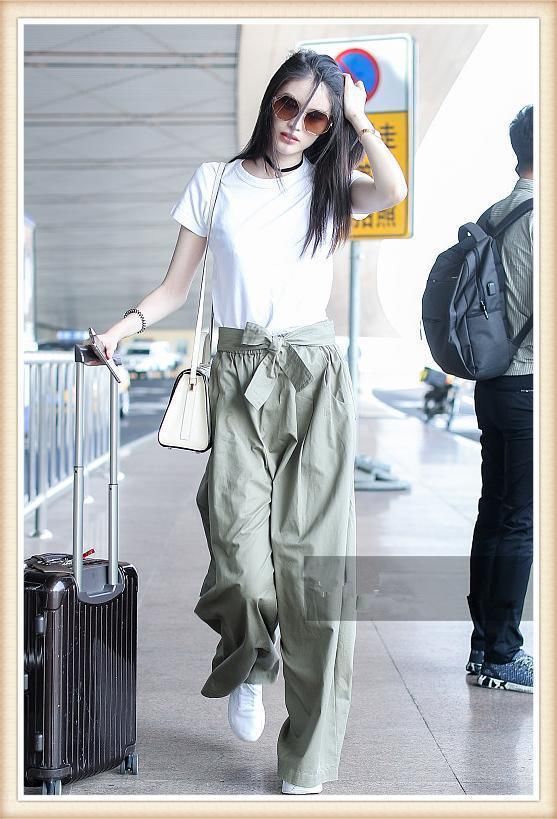 没有何穗的腿真别穿这种盖脚阔腿裤，像吴昕这样撑不起就尴尬了！