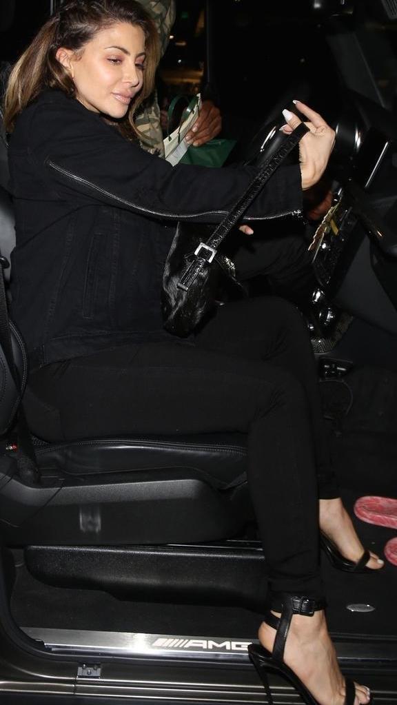 拉尔萨穿黑色牛仔裤显靓丽身材，皮蓬亲自护送妻子显恩爱