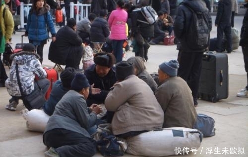 打工刚一个月，不少农民纷纷往家跑，为啥有钱不挣？咋想的？