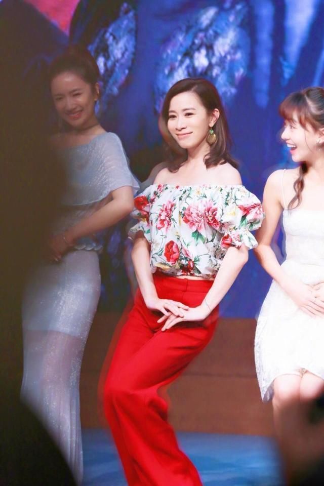 安以轩锁骨和脖颈线条被白裙勾勒得很迷人，佘诗曼更是大气时髦