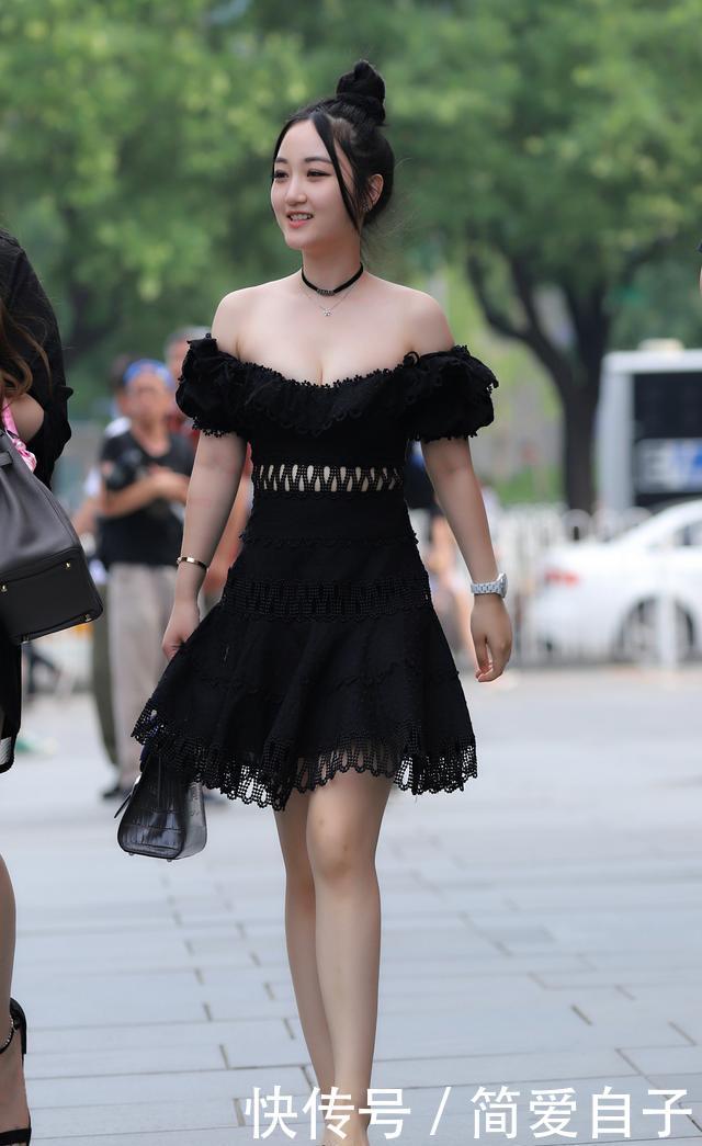 # 美女#尽显成熟女人味!,街拍:美女黑色印花连衣裙搭配黑色丝袜