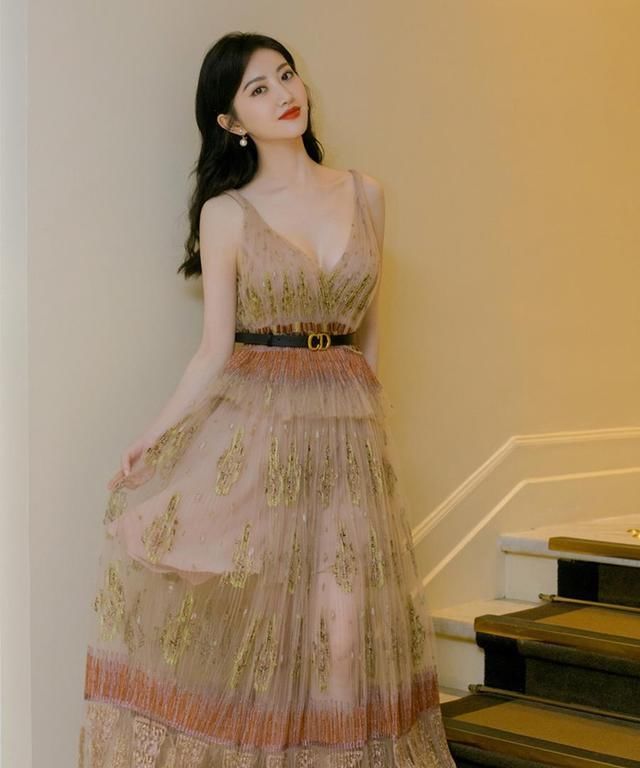 「 看起来」波浪卷瞬间美成女王，景甜早该这么穿！一袭香槟色薄纱裙婀娜多姿