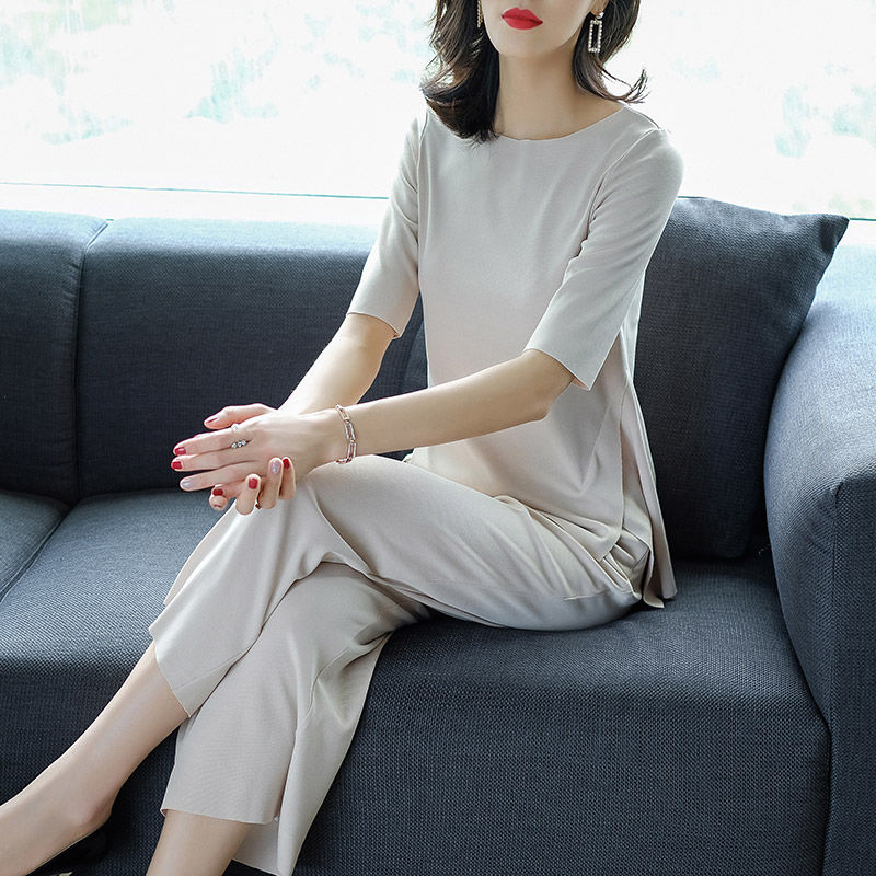 女人脱掉连衣裙，穿上新上市“阔腿套装”，年轻20岁，显气质