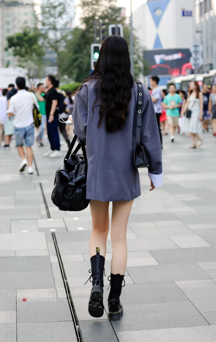 路人街拍，气场超大，镜头感超好的小姐姐