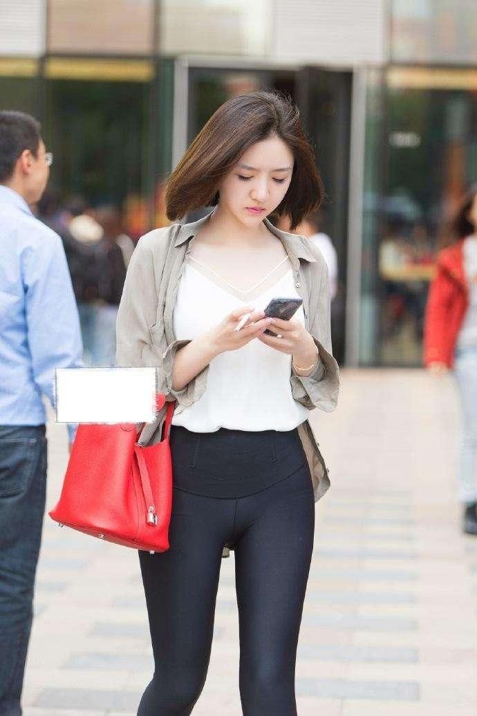 超有气质的美女穿着打底裤出门 这身材得让多少男生伤心啊!