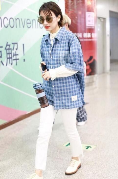 35岁吴昕穿紧身裤，36岁张韶涵穿紧身裤，大妈和少女的区别！