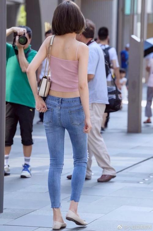 路人街拍，粉色小吊带小姐姐，自信秀出性感小蛮腰