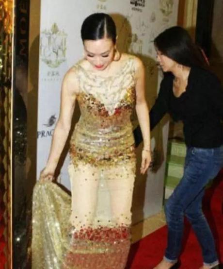 钟丽缇放大招！礼服裙下半身镂空，别说男人就连女助理都看呆了！