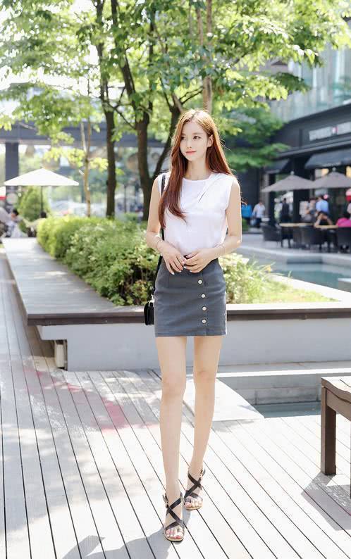 街拍：高挑美丽的小姐姐，穿着显腿长时尚又大方！