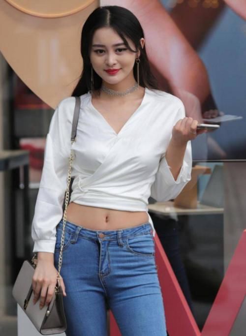  [少妇]“拔萝卜”的紧身牛仔裤，少妇女神再现制服美，网友：大眼睛！