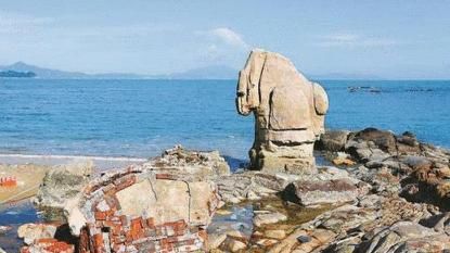 两块石头组成的天然景点, 倒下后露出堆彻的红砖, 游客: 真坑!