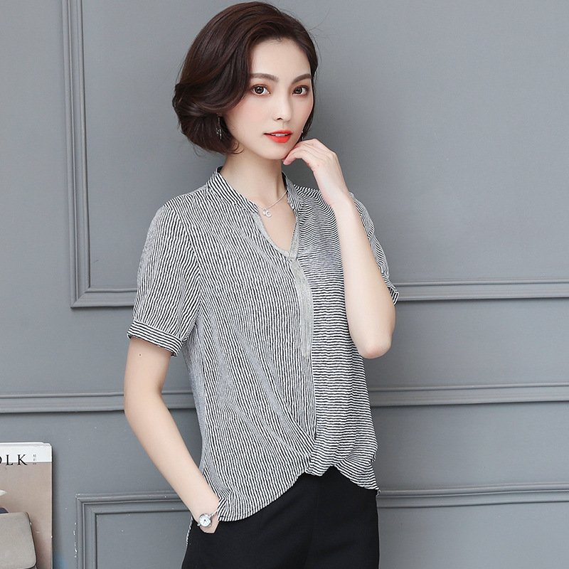 难怪妈妈把黑裤子扔了，穿这艳阳衫，搭高跟鞋，美的没人信她45岁