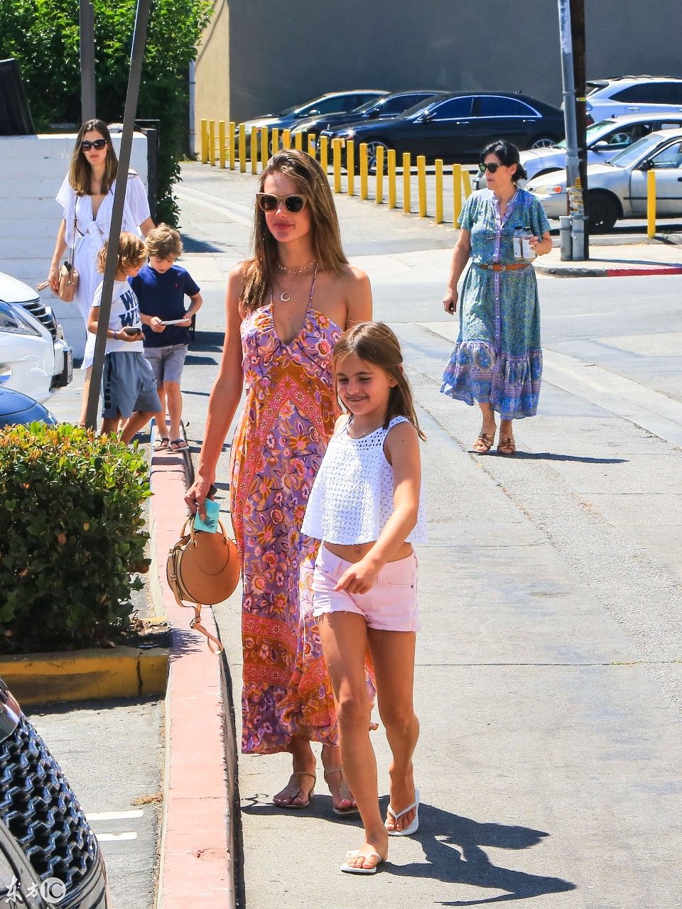 超模亚历山大安布罗休身穿吊带花长裙和两个孩子洛杉矶出街