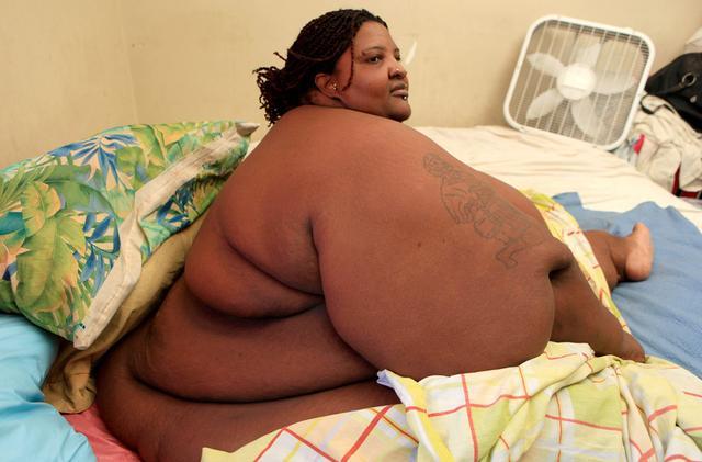 女子重300公斤，胖到没衣服穿，10年未出过门