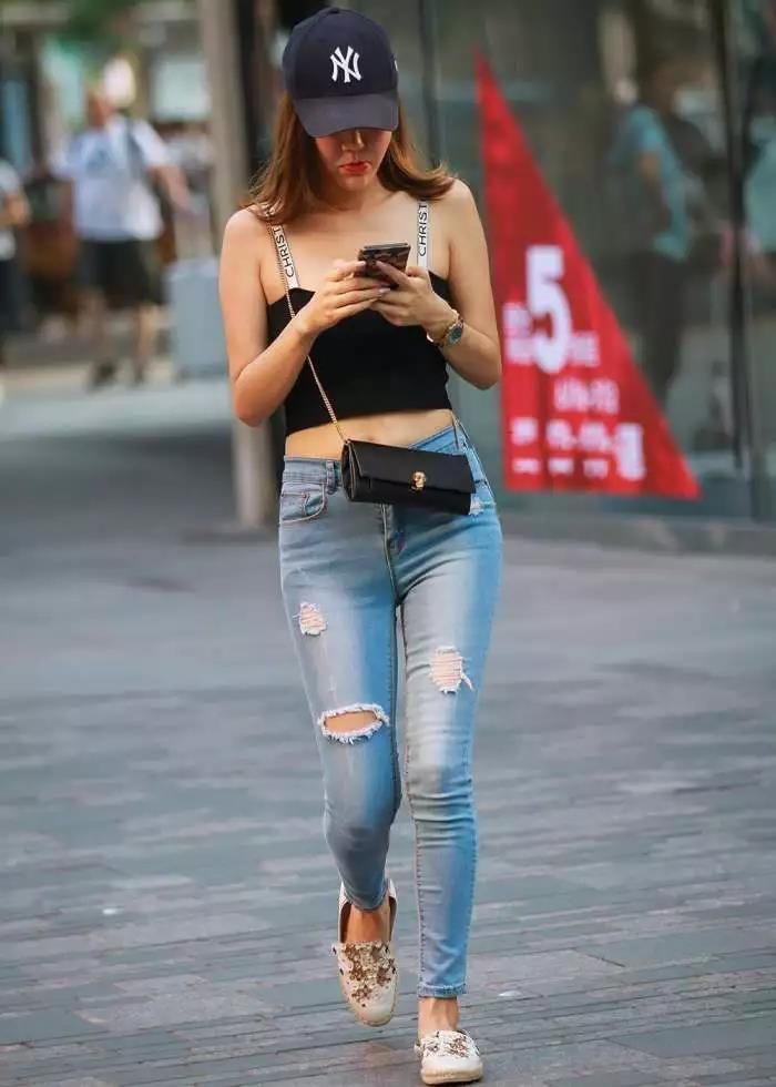 街拍重庆，破洞牛仔紧身裤穿搭参考，让你拥有明星一样的气场
