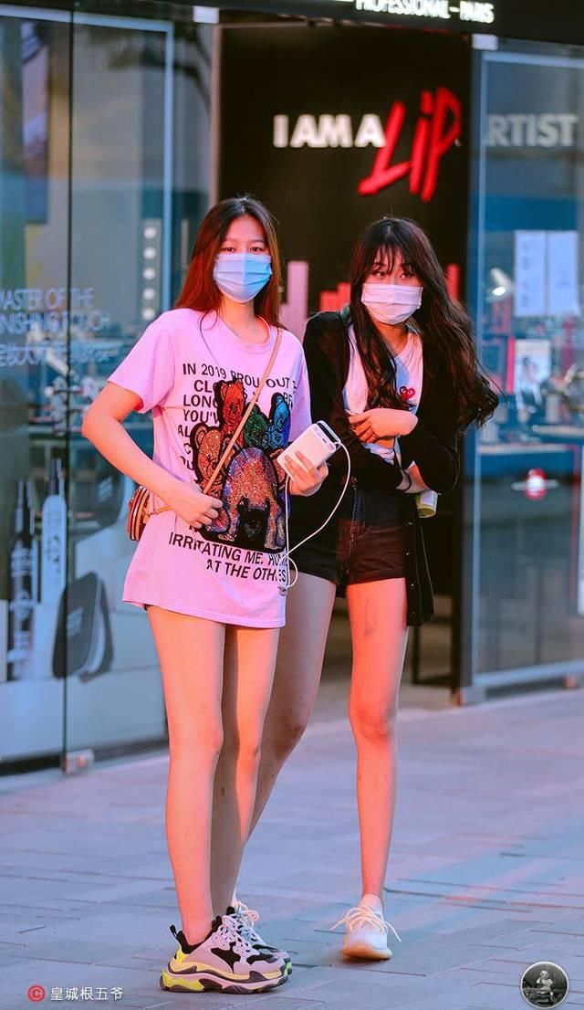  『展现出』街拍：穿衣搭配对于时尚美女而言，总是能展现出不一样的美感