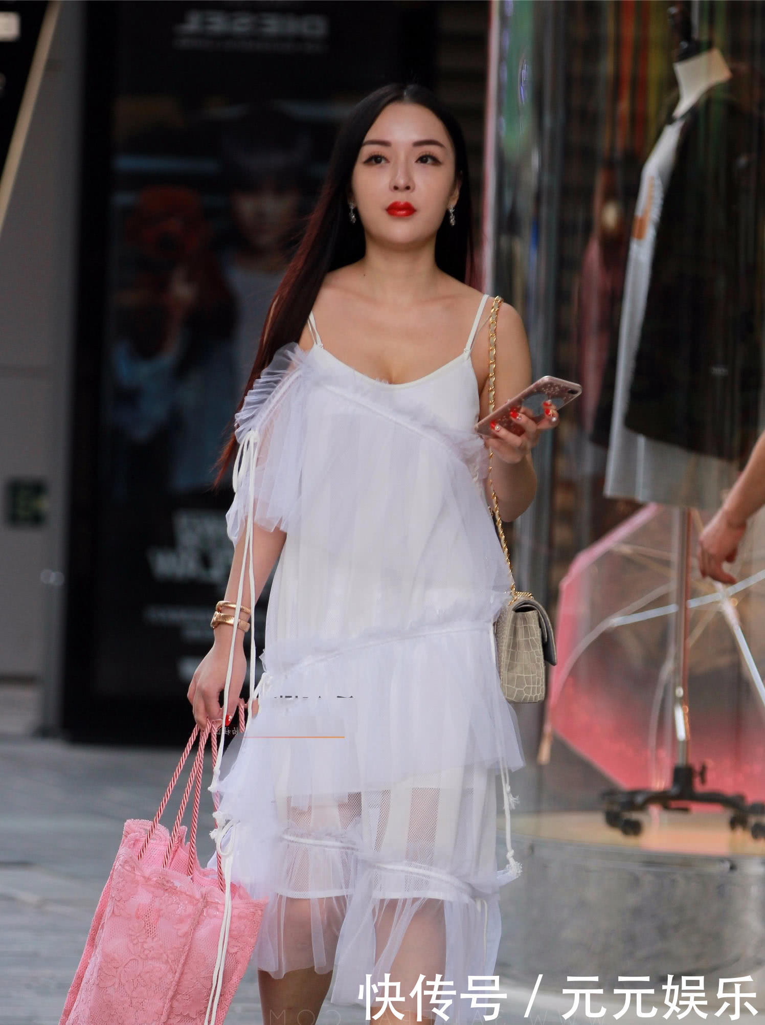气质小女神白纱吊带抹胸裙秀出完美曲线,穿上恨天高也不怕崴脚