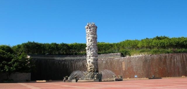  「深圳」广东最大的区，比汕头还大，相当于1个东莞，接近1.5个