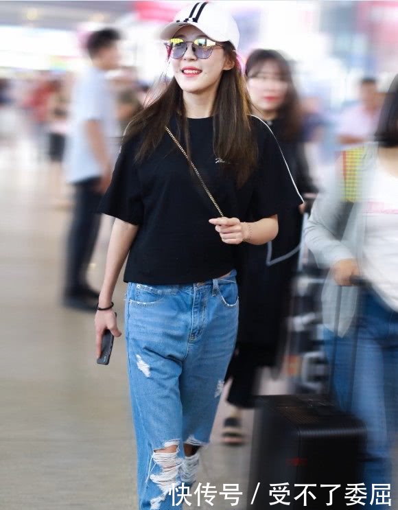 “美嘉”李金铭脚踩拖鞋，看似随性，但转身后发现很有“心机”！