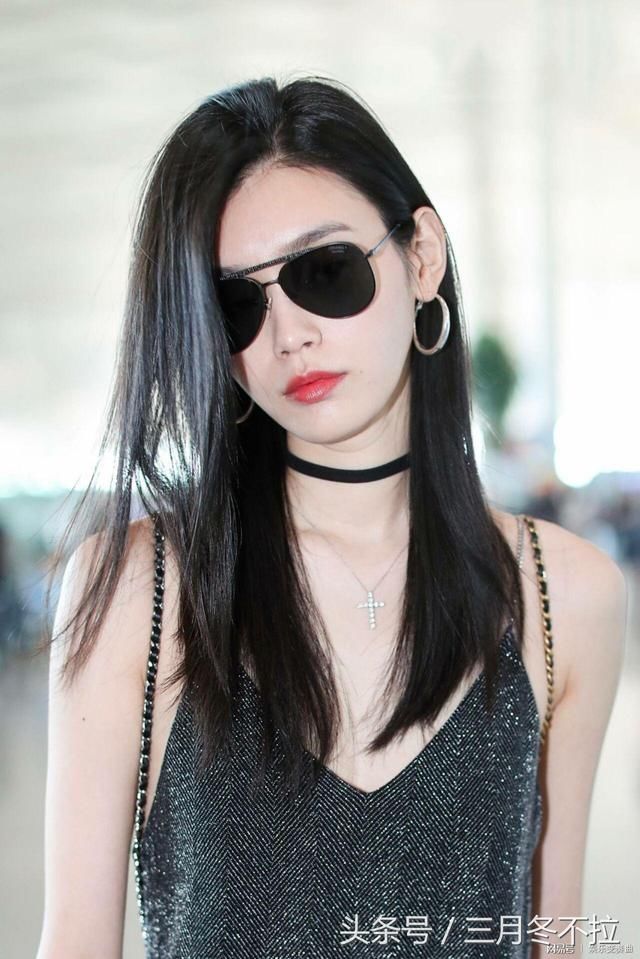 奚梦瑶与吊带裙，惊奇：奚姐总穿吊带裙，吊带裙总遮不住内衣