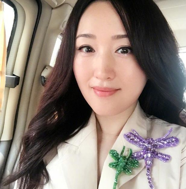 杨钰莹为扮嫩，46岁活生生穿成16，然而脚上鞋子却暴露了一切